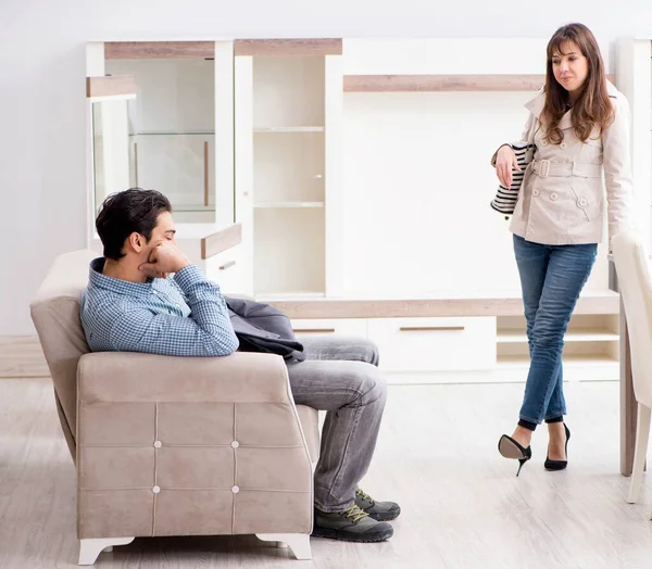 Mağazadaki evli çift mobilya seçiyor.