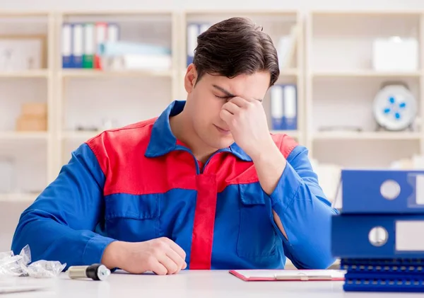 Arbeiter in Uniform arbeiten an Projekt — Stockfoto