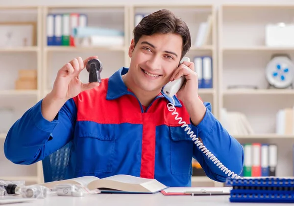 Werknemer in uniform werk aan project — Stockfoto