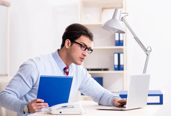 Jovem e bonito empresário empregado trabalhando no escritório na mesa — Fotografia de Stock