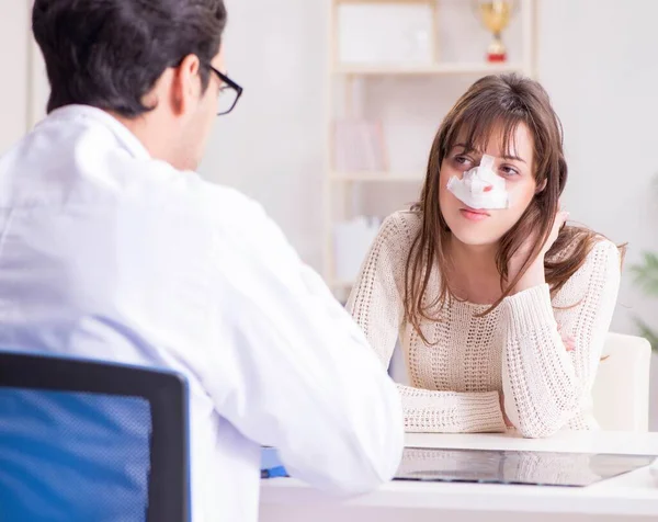 Male doctor talking to patient with nose operation surgery — Stock Photo, Image