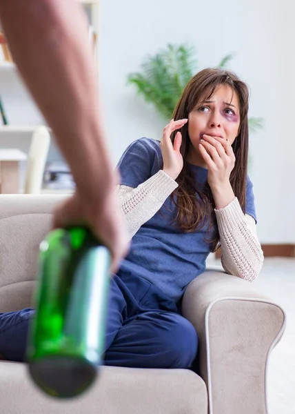 Esposo borracho abusando de su esposa en concepto de violencia doméstica —  Fotos de Stock