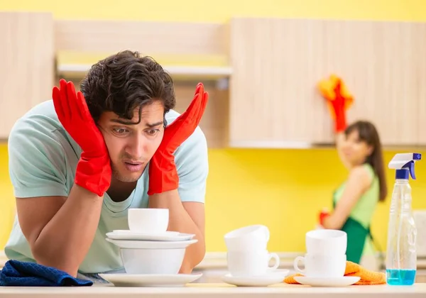 Jong stel aan het werk in de keuken — Stockfoto