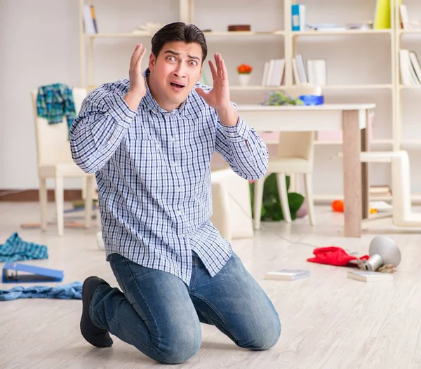Man found his house after burglary robbed by burglars — Stock Photo, Image