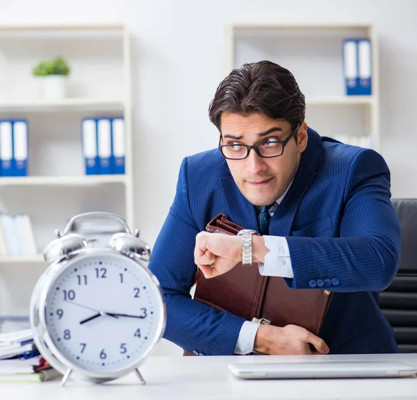 Empresário no conceito de gestão de tempo ruim — Fotografia de Stock