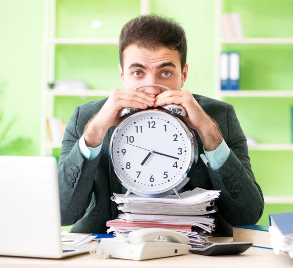 Zakenman boos op buitensporig werk zitten in het kantoor in t — Stockfoto