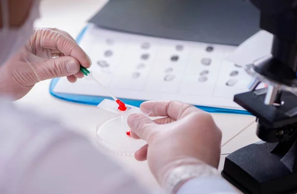 Drug synthesis lab experimentnig with pills — Stock Photo, Image