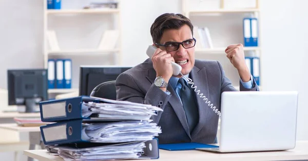 Desperat ledsen anställd trött vid sitt skrivbord i call center — Stockfoto