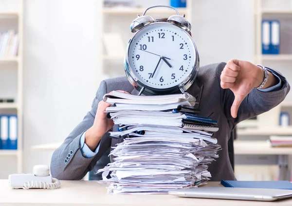 Employee failing to meet tax reporting deadlines — Stock Photo, Image