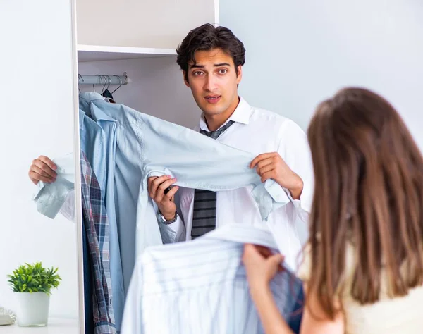 Mujer ve a su marido ir a trabajar — Foto de Stock