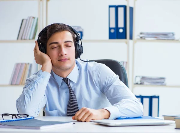 Försäljningsassistent lyssnar på musik under lunchrasten — Stockfoto