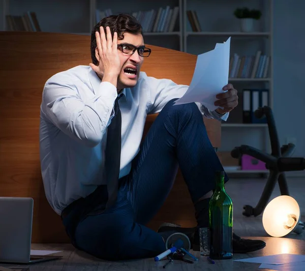 Stresujący biznesmen pracujący po godzinach w depresji — Zdjęcie stockowe