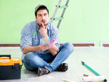 Genç adam evini yeniliyor.