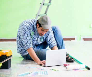 Genç adam evini yeniliyor.