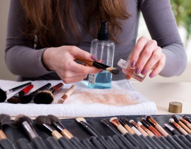 Makyaj sanatçısı fırçaları işe hazırlıyor