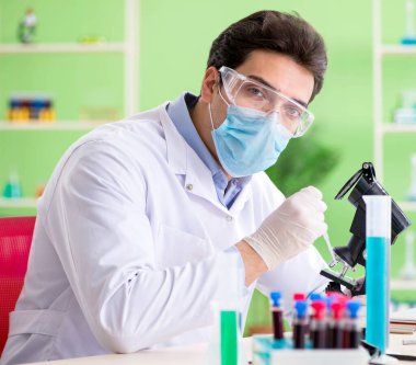 Laboratuvarda çalışan bir kimyager.