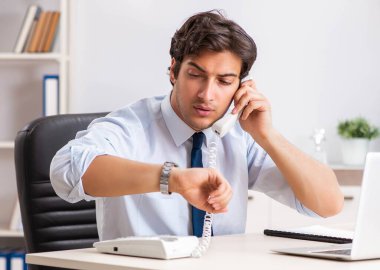 Genç çağrı merkezi operatörü telefonda konuşuyor.