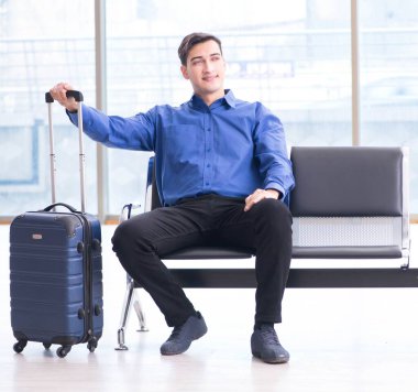 Havaalanı dinlenme odasında yolcu bekleyen adam.