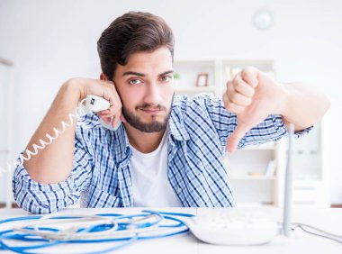 Hayal kırıklığına uğramış genç adam internetin zayıf çekmesi yüzünden