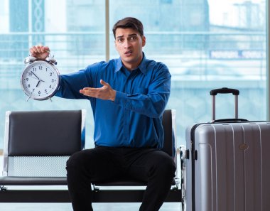 Havaalanı dinlenme odasında yolcu bekleyen adam.