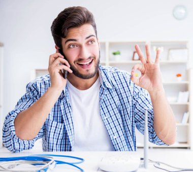 Adam hızlı internet bağlantısından hoşlanıyor