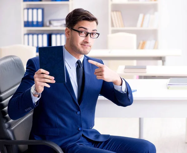 Kaufmann im Executive Education-Konzept mit Buch — Stockfoto