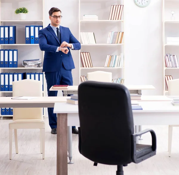 Jeune homme d'affaires beau employé travaillant au bureau au bureau — Photo