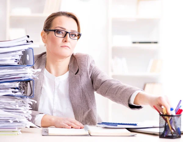 Geschäftsfrau mit laufendem Papierkram sehr beschäftigt — Stockfoto