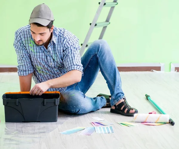 Genç adam evini yeniliyor.