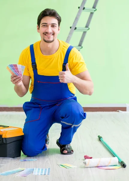 Joven hombre haciendo la renovación del hogar —  Fotos de Stock