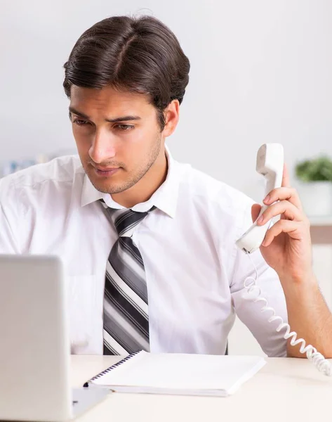 Junger Callcenter-Betreiber telefoniert — Stockfoto