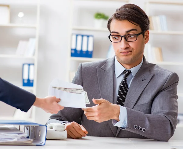 Bedrijven die smeergeld aangeboden krijgen voor het overtreden van de wet — Stockfoto