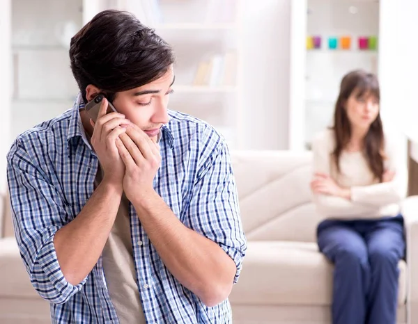 Paar betrügt sich zu Hause gegenseitig — Stockfoto