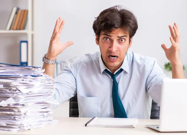 Funcionário ocupado sobrecarregado com muita papelada e trabalho — Fotografia de Stock