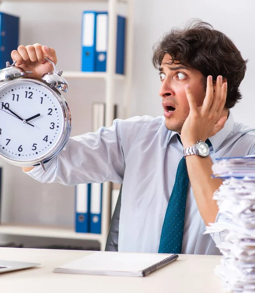 Overbelaste drukke medewerker met te veel werk en papierwerk — Stockfoto