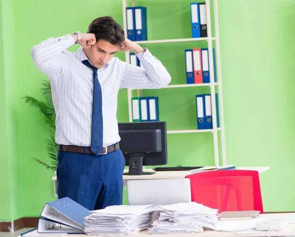 Empresário frustrado sublinhado pelo excesso de trabalho — Fotografia de Stock