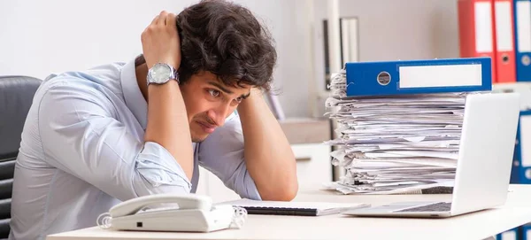 Overloaded busy employee with too much work and paperwork — Stock Photo, Image