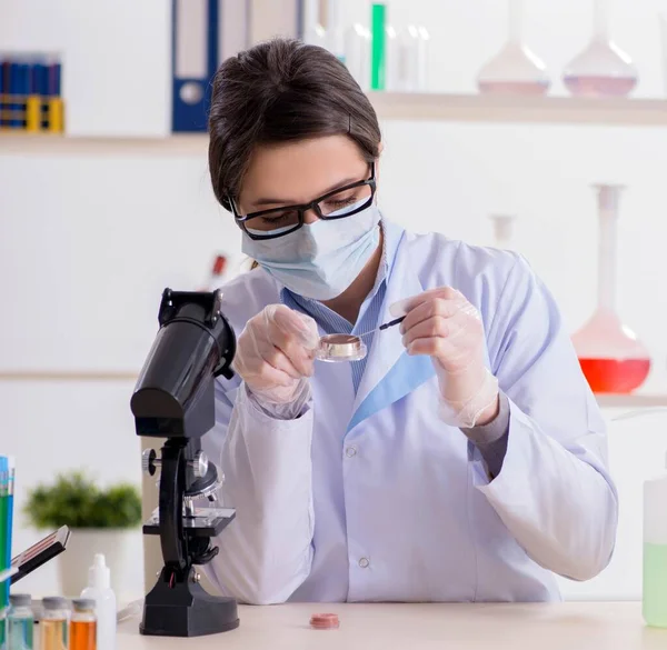 Laboratorium chemicus controleren schoonheid en make-up producten — Stockfoto