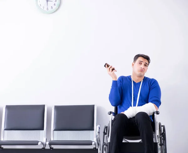 Zoufalý muž čeká na svou schůzku v nemocnici se zlomeným — Stock fotografie