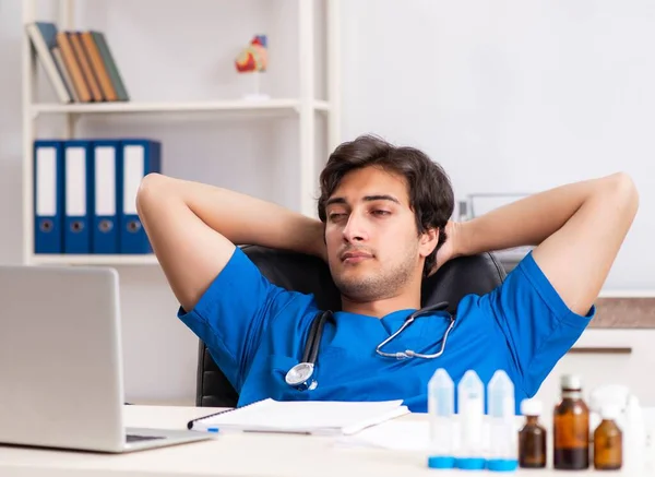 Joven médico que trabaja en el hospital —  Fotos de Stock