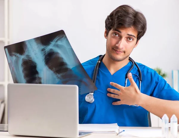 Il medico radiologo maschile con raggi X può immagine — Foto Stock