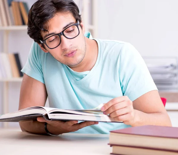 Jovem estudante bonito se preparando para exames escolares — Fotografia de Stock