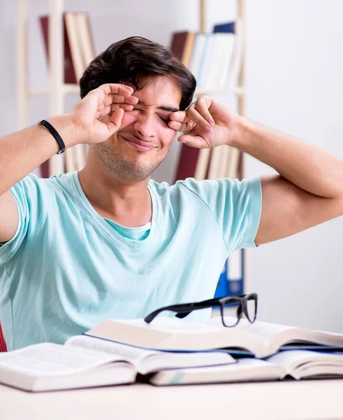 Jovem estudante bonito se preparando para exames escolares — Fotografia de Stock