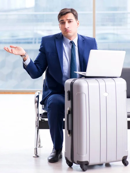 Zakenman wacht op het vliegveld op zijn vliegtuig in business cla — Stockfoto