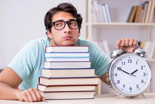 Joven estudiante guapo preparándose para los exámenes escolares —  Fotos de Stock