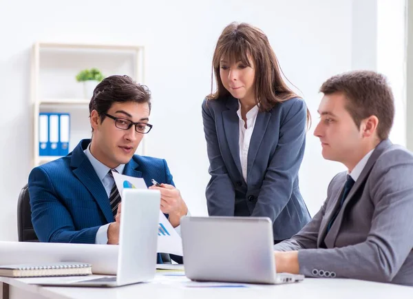 Reunión de negocios con los empleados en la oficina —  Fotos de Stock