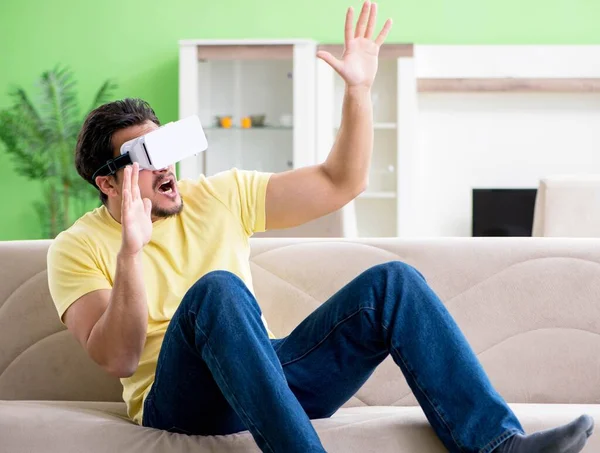 Jongeman met virtual reality bril — Stockfoto