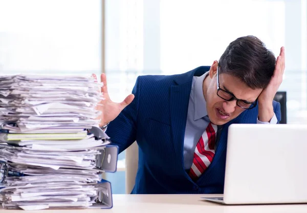 ビジネスマンは書類作成の山と苦労して仕事中毒 — ストック写真