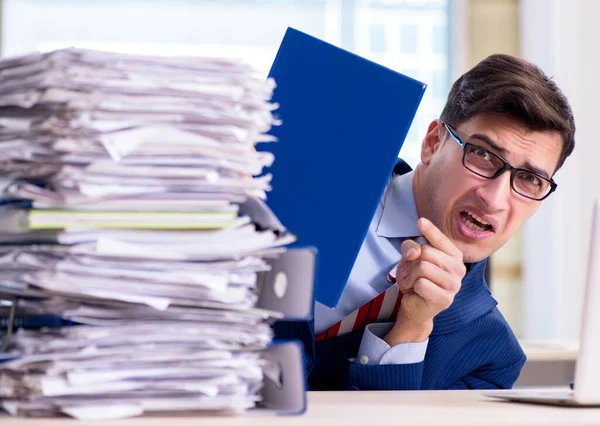 ビジネスマンは書類作成の山と苦労して仕事中毒 — ストック写真