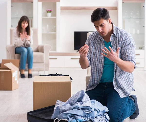 Vrouw verdrijft man uit huis tijdens familieconflict — Stockfoto